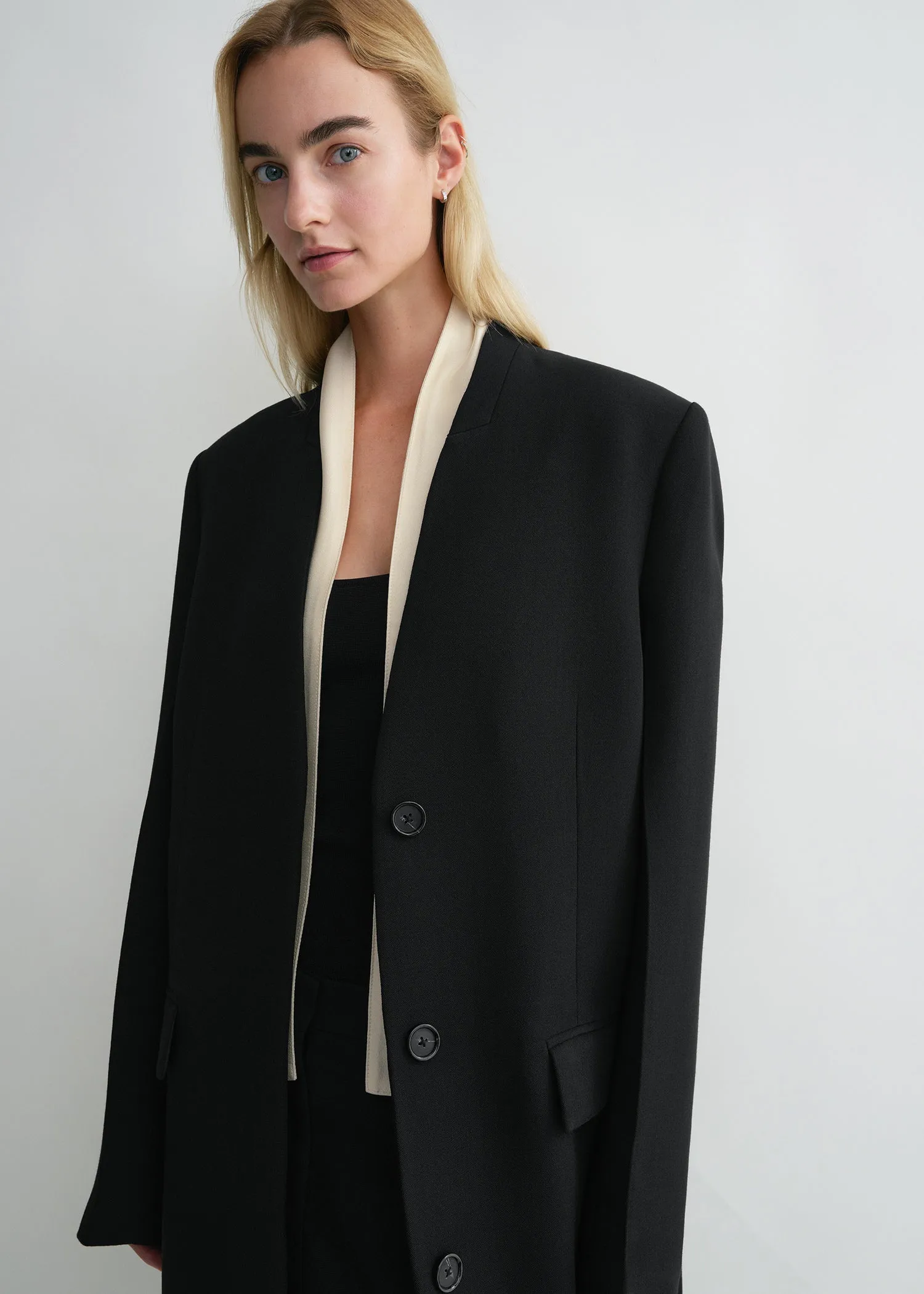 Deep pleat coat black