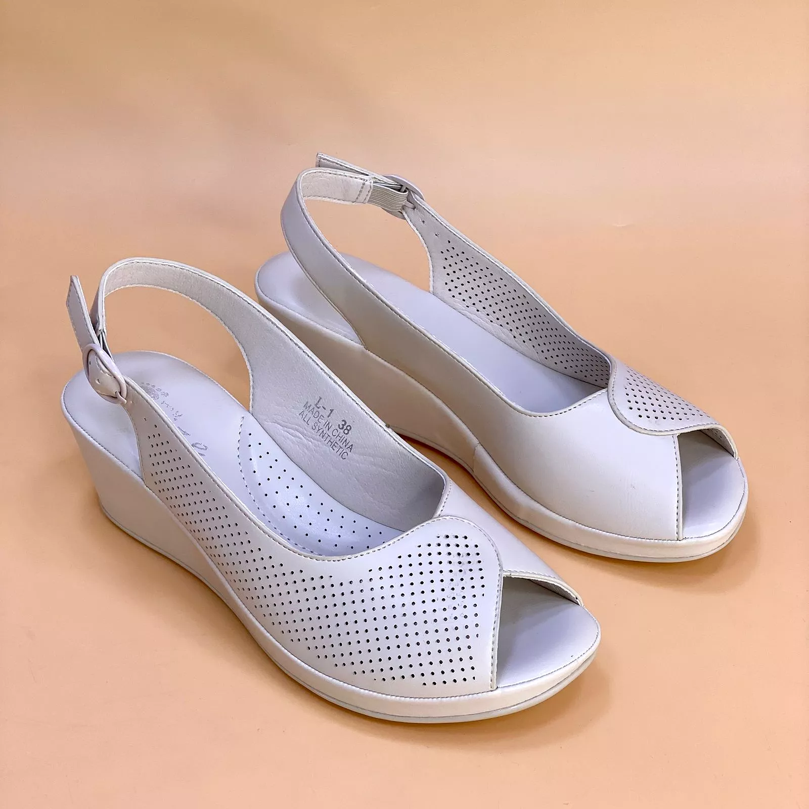 NEW ,  WOMEN SHOES HEELS W495